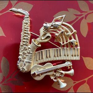 𝅺VINTAGE AJC musical instruments brooch